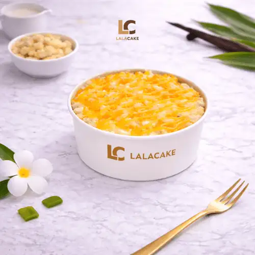 Bánh bông lan trứng muối thơm ngon béo ngậy tại Lala Cake