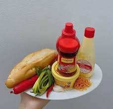 Nguyên liệu làm bánh mì nướng muối ớt gồm bánh mì, sa tế, bơ và hành lá