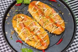 Bánh mì nướng muối ớt vàng giòn với topping hấp dẫn